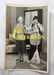 KANTO EFSANESİ NURHAN DAMCIOĞLU'NUN ORİJİNAL FOTOĞRAFI - 18 x 12 cm EBADINDA - NURHAN DAMCIOĞLU ve HALİT AKÇATEPE BİR OYUNDA AYNI SAHNEDEYKEN ÇEKİLMİŞ BİR KARE