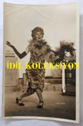 KANTO EFSANESİ NURHAN DAMCIOĞLU'NUN ORİJİNAL FOTOĞRAFI - 18 x 12 cm EBADINDA - NURHAN DAMCIOĞLU SAHNEDE İZLEYİCİLERİ SELAMLARKEN ÇEKİLMİŞ BİR KARE