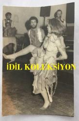 KANTO EFSANESİ NURHAN DAMCIOĞLU'NUN ORİJİNAL FOTOĞRAFI - 14,5 x 10 cm EBADINDA - NURHAN DAMCIOĞLU SAHNEDE DANS EDERKEN ÇEKİLMİŞ BİR KARE