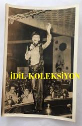 KANTO EFSANESİ NURHAN DAMCIOĞLU'NUN ORİJİNAL FOTOĞRAFI - 18 x 12 cm EBADINDA - NURHAN DAMCIOĞLU SAHNEDE ŞARKI OKURKEN ÇEKİLMİŞ BİR KARE