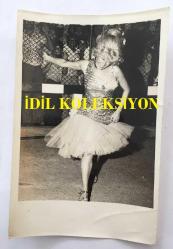 KANTO EFSANESİ NURHAN DAMCIOĞLU'NUN ORİJİNAL FOTOĞRAFI - 18 x 12 cm EBADINDA - NURHAN DAMCIOĞLU SAHNEDE DANS EDERKEN ÇEKİLMİŞ BİR KARE