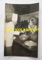 KANTO EFSANESİ NURHAN DAMCIOĞLU'NUN ORİJİNAL FOTOĞRAFI - 18 x 12 cm EBADINDA - NURHAN DAMCIOĞLU MUTFAKTA AŞÇININ PİŞİRDİĞİ TENCEREDEKİ YEMEKTEN TADARKEN ÇEKİLMİŞ BİR KARE