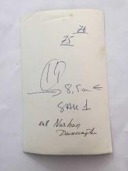 KANTO EFSANESİ NURHAN DAMCIOĞLU'NUN ORİJİNAL FOTOĞRAFI - 18 x 12 cm EBADINDA - NURHAN DAMCIOĞLU MUTFAKTA AŞÇININ PİŞİRDİĞİ TENCEREDEKİ YEMEKTEN TADARKEN ÇEKİLMİŞ BİR KARE