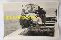 KANTO EFSANESİ NURHAN DAMCIOĞLU'NUN ORİJİNAL FOTOĞRAFI - 18 x 12 cm EBADINDA - NURHAN DAMCIOĞLU DENİZ KENARINDA İSKELE ÜZERİNDE ÇEKİM YAPARKEN ÇEKİLMİŞ BİR KARE