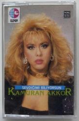 Kamuran Akkor Sevdiğimi Biliyorsun Kaset (Orjnal Dönem Kağıt Baskı Kaset)