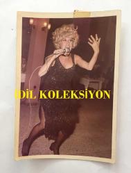 KANTO EFSANESİ NURHAN DAMCIOĞLU'NUN ORİJİNAL FOTOĞRAFI - 10 x 7 cm EBADINDA - NURHAN DAMCIOĞLU SİYAH ŞIK ELBİSESİYLE SAHNEDE ŞARKI OKURKEN ÇEKİLMİŞ BİR KARE
