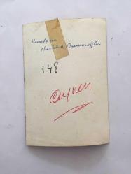 KANTO EFSANESİ NURHAN DAMCIOĞLU'NUN ORİJİNAL FOTOĞRAFI - 10 x 7 cm EBADINDA - NURHAN DAMCIOĞLU SİYAH ŞIK ELBİSESİYLE SAHNEDE ŞARKI OKURKEN ÇEKİLMİŞ BİR KARE