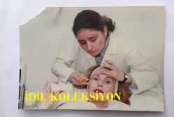 KANTO EFSANESİ NURHAN DAMCIOĞLU'NUN ORİJİNAL 3'LÜ FOTOĞRAF SETİ - 12 x 9 cm EBADINDA - NURHAN DAMCIOĞLU GÜZELLİK MERKEZİNDE JİMNASTİK YAPARKEN ve MAKYAJ YAPTIRIRKEN ÇEKİLMİŞ 3 FARKLI KARE, 3 HAZİRAN 1990