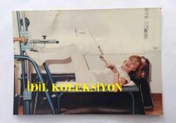 KANTO EFSANESİ NURHAN DAMCIOĞLU'NUN ORİJİNAL 3'LÜ FOTOĞRAF SETİ - 12 x 9 cm EBADINDA - NURHAN DAMCIOĞLU GÜZELLİK MERKEZİNDE JİMNASTİK YAPARKEN ve MAKYAJ YAPTIRIRKEN ÇEKİLMİŞ 3 FARKLI KARE, 3 HAZİRAN 1990