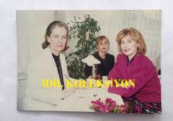 KANTO EFSANESİ NURHAN DAMCIOĞLU'NUN ORİJİNAL 3'LÜ FOTOĞRAF SETİ - 12 x 9 cm EBADINDA - NURHAN DAMCIOĞLU GÜZELLİK MERKEZİNDE JİMNASTİK YAPARKEN ve MAKYAJ YAPTIRIRKEN ÇEKİLMİŞ 3 FARKLI KARE, 3 HAZİRAN 1990