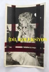KANTO EFSANESİ NURHAN DAMCIOĞLU'NUN ORİJİNAL FOTOĞRAFI - 18 x 12 cm EBADINDA - NURHAN DAMCIOĞLU SAHNEDEYKEN ÇEKİLMİŞ BİR KARE
