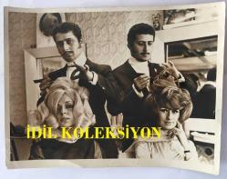 KANTO EFSANESİ NURHAN DAMCIOĞLU'NUN ORİJİNAL BÜYÜK BOY FOTOĞRAFI - 24 x 18 cm EBADINDA - NURHAN DAMCIOĞLU BERBERDE SAÇLARINI YAPTIRIRKEN ÇEKİLMİŞ BİR KARE