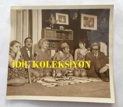 Efemera - ADİLE NAŞİT'İN ORİJİNAL FOTOĞRAFI  - 13 x 12 cm EBADINDA -ADİL NAŞİT, SELİM NAŞİT ÖZCAN ve GAZANFER ÖZCAN”Kocamın Nişanlısı”isimli  BİR TİYATRO OYUNUNDA AYNI KAREDELER - kitantik - kitaLog