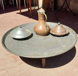 Bakır Sini, Bakır Ayyıldızlı İbrik,  2 Adet Bakır Tabak ve Sini TEPSİ ahşap StandıLot Olarak.Bakır Tepsi Usta işi Dövme Süslemeli. 68 cm..