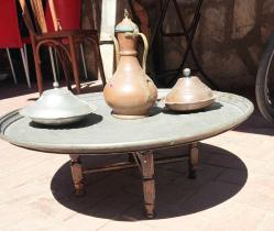 Bakır Sini, Bakır Ayyıldızlı İbrik,  2 Adet Bakır Tabak ve Sini TEPSİ ahşap StandıLot Olarak.Bakır Tepsi Usta işi Dövme Süslemeli. 68 cm..