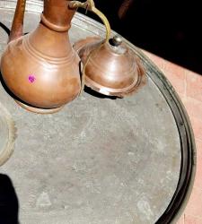 Bakır Sini, Bakır Ayyıldızlı İbrik,  2 Adet Bakır Tabak ve Sini TEPSİ ahşap StandıLot Olarak.Bakır Tepsi Usta işi Dövme Süslemeli. 68 cm..