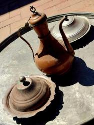 Bakır Sini, Bakır Ayyıldızlı İbrik,  2 Adet Bakır Tabak ve Sini TEPSİ ahşap StandıLot Olarak.Bakır Tepsi Usta işi Dövme Süslemeli. 68 cm..
