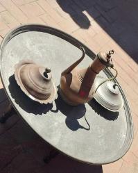 Bakır Sini, Bakır Ayyıldızlı İbrik,  2 Adet Bakır Tabak ve Sini TEPSİ ahşap StandıLot Olarak.Bakır Tepsi Usta işi Dövme Süslemeli. 68 cm..