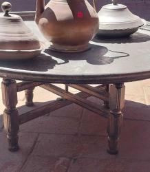 Bakır Sini, Bakır Ayyıldızlı İbrik,  2 Adet Bakır Tabak ve Sini TEPSİ ahşap StandıLot Olarak.Bakır Tepsi Usta işi Dövme Süslemeli. 68 cm..