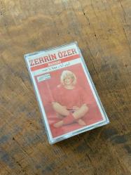 ZERRİN ÖZER - KIRIMZI - KASET