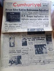 Cumhuriyet Gazetesi - 7 Aralık 1955 - Hoşça Kal yazan Nadir Nadi Başmakale - devam eden kabine buhranının sebepleri - Demokrat Parti grup toplantısı Dün öğleyin ansızın tehir edildi - istifa ettiğini bildiren Vali Fahrettin Kerim Gökay acele Ankara'ya çağrıldı - 19'lar ne diyor - Zühtü Hilmi Velibeşe Nizamettin Alisal Nazım Bezmen Ve Selim Ragıp Emeç Ankara palas salonunda fotoğraf - Doktor Mükerrem Sarol Ankara Palas salonlarında etrafını alanlara dert döküyor fotoğraf - Hasan Polatkan'ın bacanağı Yakup Soyugenç lastik davasını anlatıyor fotoğraf - şoförler Federasyonu Kongresi - AFL ve CİO birleşti dünyanın en büyük sendikası kuruldu - Malenkof sahneye çıkıyor mu - Cibali karakolunun birinci gecesi - olaylar ve alaylar yazan Burhan Felek - Şehir Tiyatrosu sanatçısı Yaşar Özsoy jübilesi bu akşam yapılıyor - Ayla Erduran Cemal Reşit Rey konseri - Milli Namzetler Beyoğlusporu 7 1 mağlup etti fotoğraf - milli futbol hakemleri dün lisanslarını aldılar - kız voleybol maçları