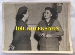 TÜRK SANAT MÜZİĞİ YORUMCUSU ve OYUNCU PERİHAN ALTINDAĞ SÖZERİ'NİN ORİJİNAL FOTOĞRAFI  - 20 x 15 cm EBADINDA - PERİHAN ALTINDAĞ SÖZERİ'NİN 1951'DE İNGİLTERE LONDRA'DA ÇEKİLMİŞ BİR FOTOĞRAFI