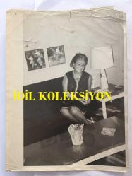 TÜRK SANAT MÜZİĞİ YORUMCUSU ve OYUNCU PERİHAN ALTINDAĞ SÖZERİ'NİN ORİJİNAL BÜYÜK BOY FOTOĞRAFI  - 24 x 18 cm EBADINDA - PERİHAN ALTINDAĞ SÖZERİ'NİN EVİNDE GÜLÜMSEYEREK POZ VERİRKEN ÇEKİLMİŞ BİR KARE (AÇIKLAMAYI OKUYUNUZ)