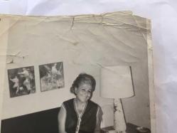 TÜRK SANAT MÜZİĞİ YORUMCUSU ve OYUNCU PERİHAN ALTINDAĞ SÖZERİ'NİN ORİJİNAL BÜYÜK BOY FOTOĞRAFI  - 24 x 18 cm EBADINDA - PERİHAN ALTINDAĞ SÖZERİ'NİN EVİNDE GÜLÜMSEYEREK POZ VERİRKEN ÇEKİLMİŞ BİR KARE (AÇIKLAMAYI OKUYUNUZ)