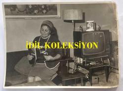 TÜRK SANAT MÜZİĞİ YORUMCUSU ve OYUNCU PERİHAN ALTINDAĞ SÖZERİ'NİN ORİJİNAL BÜYÜK BOY FOTOĞRAFI  - 24 x 18 cm EBADINDA - PERİHAN ALTINDAĞ SÖZERİ EVİNDE İNGİLİZCE BİR DERGİ OKURKEN ÇEKİLMİŞ BİR KARE (AÇIKLAMAYI OKUYUNUZ)