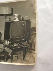 TÜRK SANAT MÜZİĞİ YORUMCUSU ve OYUNCU PERİHAN ALTINDAĞ SÖZERİ'NİN ORİJİNAL BÜYÜK BOY FOTOĞRAFI  - 24 x 18 cm EBADINDA - PERİHAN ALTINDAĞ SÖZERİ EVİNDE İNGİLİZCE BİR DERGİ OKURKEN ÇEKİLMİŞ BİR KARE (AÇIKLAMAYI OKUYUNUZ)