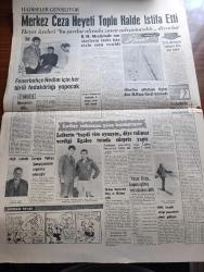 Cumhuriyet Gazetesi - 16 Ocak 1964 - Dün çalışmalarına başlayan Londra konferansı'nda Sandys konuşma yaparak İngiliz görüşünü açıkladı - ilk hedef Kıbrıs adası'nda çarpışmalara son vermek - Kıbrıs adasındaki Rum televizyon ve radyoları ağız değiştirdi - Rumlar tarafından öldürülerek gömülen Türklere ait cesetlerden biri çıkarılırken fotoğraf - Yeni Türkiye Partisi İstanbul Teşkilatı topyekün istifa etti - Zeytinburnu'nda salgın hastalığa yakalanan 500 kişiden 53'ü hastaneye kaldırıldı - midas'ın kulakları yazan İlhan Selçuk - Hindu ve Müslümanlar arasındaki çarpışmalarda 109 kişi öldü - Zengibar isyanını Fidel Castro mu yaptı - arena'da bir Bernard Shaw  Sezar Ve Kleopatra - Yıldırım Önal Sezar rolünde fotoğraf - İlhan  İskender armağanı Bu yıl Ayla Algan ile Genco Erkal'a verildi fotoğraf - Müşfik Kenter Tuncel Kurtiz Erol günaydın Sema Özcan prova'da fotoğraf - Gazanfer Özcan Gönül Ülkü Topluluğu muhteşem serseri oyunu başlıyor fotoğraf - Lefter Küçükandonyadis takımını  kurtarıyor