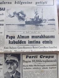 Cumhuriyet Gazetesi - 17 Eylül 1943 - Yüz Gün yazan Nadir Nadi Başmakale - Salernoda beşinci Ordu taarruza geçti - beşinci Amerikan ordusu kumandanı general Clark fotoğraf - Mongomeri ordusu - Almanlar da Persano mevkiini aldılar - Papa alma murahhasını kabulden imtina etmiş - hava harbi İngiliz tayyareleri Berlin ile Paris'i bombaladılar - 100 den fazla İtalyan gemisi teslim oldu - İstanbul'da ihtikarla mücadele Vali Lütfi Kırdar Bu hususta izahat veriyor - dil iskelesindeki köprü bitiyor fotoğraf - Dün Ruslar tarafından geri alınan Novorosisk'in umumi görünüşü  - Kızılordu'nun taarruzu Novorosisk ve Novogrod şehirleri Dün geri alındı - Sezarın panejirigi yazan Şükrü Kaya - Beyoğlu Melek sineması karşısında Ar sineması pek yakında açılıyor - siyasi ve edebi Büyük Doğu bugün çıktı - topuzun kısmeti yazan Mahmut Yesari Yazı Dizisi -  Başvekil Şükrü Saraçoğlu İtalyan elçisini kabul etti - İtalya'da harp ve siyaset - Romanya'da köpeklerin derisini yüzüyorlar -  Süheyla Bedriye jübilesi