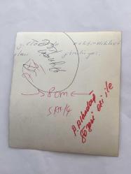 TÜRK SANAT MÜZİĞİ YORUMCUSU ve OYUNCU PERİHAN ALTINDAĞ SÖZERİ'NİN ORİJİNAL FOTOĞRAFI  - 12 x 10 cm EBADINDA - PERİHAN ALTINDAĞ SÖZERİ, EŞİ EMİN SÖZERİ İLE BİRLİKTE ESKİ FOTOĞRAFLARINI GÖSTERİP POZ VERİRKEN ÇEKİLMİŞ BİR HATIRA FOTOĞRAFI