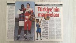 AKTÜEL  HAFTALIK HABER DERGİSİ - SAYI:178 - 1-7 ARALIK - 1994 -  DEMİREL’DEN AMERİKALILARA MESAJ: “TANSU YARI ASKERİ REJİM PEŞİNDE” – MİLLİ KARATECİ TRAVESTİ OLDU: “DAMLA”NIN DÖNÜŞÜMÜ – FEMİNİST LOLİTALAR TÜRKİYE’DE: “EYVAH GIRLIE!” – 12 MİL SAVAŞ NEDENİ OLMAMALI: MAHİR KAYNAK’TAN YORUM – PAUL HENZE’NİN TÜRKİYE ANILARI: 27 MAYIS’A GİDEN YOL – İSİM DEĞİŞTİRME CUMHURİYETİ: KÖYLERİN DÖRTTE BİRİ YENİLENDİ – ARNAVUTKÖY’DE BAR VE DİSKOTEK PATLAMASI – “BABASI ANNESİNİN IRZINA GEÇSEYDİ MİLYARDER OLACAKTI”: EMİNE’NİN MİRAS DAVASI – SÖMÜRÜNÜN KOKUSU: MAĞAZA VE BANKALARDA DUYGU YÖNETİMİ – “SANAT İÇİN MEZARDAN ÇIKTI”: BRANDON LEE VE “KARGA” FİLMİ – “MADAM SADECE MİLİTANDIR!”: MARC FERRO’DAN DANIÉLLA MITTERRAND ELEŞTİRİSİ – TÜRBAN FRANSA’YI SARSIYOR – “ERKEK ELLERİYLE SEVMELİ”: ÖZLEM ESRA GÜVEN’İN PORTRESİ – HALİL MUTLU’DAN 7 DÜNYA REKORU – POWER DERGİSİ YAYINDA: KÜRŞAT BAŞAR’LA EKONOMİDE YENİ BAKIŞ – UMAY UMAY: “MARJİNAL DEĞİL, AYKIRI” – “SUPER BABA”NIN HUZUR KAHVESİ – AKTÜEL PARLAMENTO  178 SAYFA