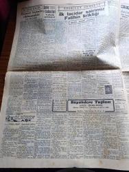 Cumhuriyet Gazetesi - 18 Haziran 1953 - Adnan Menderes dün Mareşal Papagos ile görüştü fotoğraf - 1953 güzellik müsabakasının ilk seçmesi dün yapıldı - güzeller sahne arkasında ve heyecan içinde sıralarını beklerlerken fotoğraf - Jüri azasından 1952 Avrupa güzeli Günseli Beydeş yanında eşi olduğu halde güzelleri tetkik ediyor fotoğraf - Doğu Almanya'da çıkan isyan süratle genişliyor - Kore'de çarpışmalar birdenbire durdu - Doğu Almanya başbakan yardımcısı Grottewohl isyan eden işçiler tarafından Amerikan kesimine sürüldü - Beyazıt hamamı yıkılmamalıdır yazan Emin Ali Çavli - Galatasaray Kulübü umumi kaptanı Kadir Dağ aleyhine açılan dava - Rami göçmen Mahallesi'nde sağlık kontrolleri - Cennet Yolu yazan Steinbeck Yazı Dizisi - Lefter Küçükandonyadis'in hangi takımda oynayacağı belli değil - Beşiktaş Danimarka takımı Fionie'yi Yendi - Piç Kurusu Yazan Azmiye Hami Güven Yazı Dizisi - 1953 güzellik müsabakasının dünkü ilk seçmesinden intibalar fotoğraflar - Gülyüz Okçu Sahnede Fotoğrafı