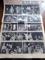Cumhuriyet Gazetesi - 18 Haziran 1953 - Adnan Menderes dün Mareşal Papagos ile görüştü fotoğraf - 1953 güzellik müsabakasının ilk seçmesi dün yapıldı - güzeller sahne arkasında ve heyecan içinde sıralarını beklerlerken fotoğraf - Jüri azasından 1952 Avrupa güzeli Günseli Beydeş yanında eşi olduğu halde güzelleri tetkik ediyor fotoğraf - Doğu Almanya'da çıkan isyan süratle genişliyor - Kore'de çarpışmalar birdenbire durdu - Doğu Almanya başbakan yardımcısı Grottewohl isyan eden işçiler tarafından Amerikan kesimine sürüldü - Beyazıt hamamı yıkılmamalıdır yazan Emin Ali Çavli - Galatasaray Kulübü umumi kaptanı Kadir Dağ aleyhine açılan dava - Rami göçmen Mahallesi'nde sağlık kontrolleri - Cennet Yolu yazan Steinbeck Yazı Dizisi - Lefter Küçükandonyadis'in hangi takımda oynayacağı belli değil - Beşiktaş Danimarka takımı Fionie'yi Yendi - Piç Kurusu Yazan Azmiye Hami Güven Yazı Dizisi - 1953 güzellik müsabakasının dünkü ilk seçmesinden intibalar fotoğraflar - Gülyüz Okçu Sahnede Fotoğrafı