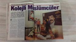 AKTÜEL  HAFTALIK HABER DERGİSİ - SAYI:173 - 27 EKİM  - 2 KASIM  - 1994 -  ADALET AĞAOĞLU’NDAN YAŞAR KEMAL’E CEVAP: “BEN ONURSUZ DEĞİLİM” – “ALEVİLİK İSLAM DIŞI” TEZİNE TEPKİ: ALEVİLERDEN SERT YANIT – KOLEJLİ MÜSLÜMCÜLER: MÜSLÜM GÜRSES’İN GENÇ HAYRANLARI – TELEFONDA CANLI SEKS: 900’LÜ HATLARIN YENİ YÜZÜ – EKRANDAKİ KAVGALAR: TARTIŞMA PROGRAMLARI KARAKOLDA BİTECEK – MADONNA’DAN “BEDTIME STORIES” İLE YENİ MEYDAN OKUMA – “ÖZELLEŞTİRME” VE DEMOKRATİKLEŞME TARTIŞMASI – METİN AKPINAR VE LİBYOS HAKKI’NIN ATV DÜELLOSU – RP’NİN GENÇ KANADI DEMOKRAT MI? AMERİKAN RAPORUNDAN YORUMLAR – IŞIL ALATLI’DAN LİBERAL PARTİ YORUMU – BEZMENLERİN KISA TARİHİ: NEW YORK’TAN AİLE PORTRESİ – ŞEVKET OKTAŞ: “SON ZENNE” DOSYASI – ROTWEILLER TEHLİKESİ: BERLİN’DE BEBEK SALDIRISI – İÇ GÖÇÜN DOLDURDUĞU DİZİLER: KAYGAR AİLESİNDEN İSTANBUL’A – LEASING KUYRUĞUNDAKİ PARASIZ YATIRIMCILAR – “TRUE LIES” FİLMİNDEN ATEŞLİ SAHNELER: SCHWARZENEGGER’LE GERÇEK YALANLAR – SONBAHAR–KIŞ MODASI: JEAN, KAZAK, ŞAMPUAN DOSYASI – 208 SAYFA