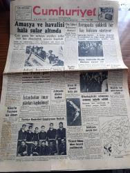Cumhuriyet Gazetesi - 4 Nisan 1952 - Amasya ve civarı hala sular altında - birçok evlerin enkazı sular üstünde yüzüyor - askeri heyetimiz Dün Paris'e gitti fotoğraf - Avrupa'da şiddetli bir kış hüküm sürüyor - Truman Celal Bayar bir hatıra pulu gönderdi - Türkiye basketbol şampiyonası başladı - Galatasaray basketbol takımı fotoğraf - Akşehir'de ham petrol damarlarına rastlandı - Safiye Ayla kristal saray'da - Bir Beyaz Gömleklinin Dramı yazan Burhan Öncel Yazı Dizisi - ekmekler esmerleşmeye başladı - Panaroma yazan Yakup Kadri Karaosmanoğlu Yazı Dizisi - yanıyor yakılıyor yazan Burhan Felek - Artist Erol Flyn otelciliğe başladı - Hüseyin Cahit Yalçın'ın bir yazısından çıkan dava - Türk güreş karmasına karşı Avrupa muhteliti - olimpiyatlara iştirak edecek milletler - dağların Kızı filmi başrolde Müşerref Taylan Nebile Teker şark sinemasında - 1951-1952 Yunus Nadi mükafatı en güzel şiir - Celal Bayar Çankırı'da piyade okulunu ziyaret etti - İstanbul'un imar planları kaybolmuş -Kore harbi