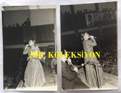 TÜRK HALK MÜZİĞİ SANATÇISI BELKIS AKKALE'NİN ORİJİNAL 2'Lİ FOTOĞRAF SETİ - 14 x 9 cm EBADINDA - BELKIS AKKALE BİR KONSERDE SAHNE ALIRKEN ÇEKİLMİŞ 2 FARKLI KARE