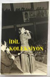 TÜRK HALK MÜZİĞİ SANATÇISI BELKIS AKKALE'NİN ORİJİNAL 2'Lİ FOTOĞRAF SETİ - 14 x 9 cm EBADINDA - BELKIS AKKALE BİR KONSERDE SAHNE ALIRKEN ÇEKİLMİŞ 2 FARKLI KARE