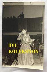 TÜRK HALK MÜZİĞİ SANATÇISI BELKIS AKKALE'NİN ORİJİNAL 2'Lİ FOTOĞRAF SETİ - 14 x 9 cm EBADINDA - BELKIS AKKALE BİR KONSERDE SAHNE ALIRKEN ÇEKİLMİŞ 2 FARKLI KARE