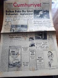 Cumhuriyet Gazetesi - 11 Mayıs 1953 - Amerika İspanya askeri Anlaşması Cumhuriyet Başmakale - Balkan paktı dışişleri bakanları toplanıyor - Kırkpınar güreşleri dün akşam sona erdi - başpehlivanlığı kazanan İrfan Atan Hayrabolulu Süleyman ile güreşirken fotoğraf - Luton Town Fenerbahçe'yi 6 2 Yendi fotoğraf - 60 yedek subay Kore değiştirme birliğine katıldı - SAS uçağı yolcularının başına gelenler - Başbakan Adnan Menderes bugün kırşehir'e gidiyor - Piç Kurusu Yazan Azmiye Hami Güven Yazı Dizisi - Mareşal Rommel'in Hatıraları Toplayan Lidell Hart Yazı dizisi - Mau Mau'lar Amerikan lisesini bastılar - Rusya Arnavutluk'a harp malzemesi gönderiyor - Cennet Yolu yazan Steinbeck Yazı Dizisi - milletlerarası tenis Şampiyonası - Türkiyeyi anlatan renkli filmler yazan Reha Oğuz Türkkan - Katibim şarkısı Amerika'da seslendirildi fotoğraf - çarlık rusyasının korkunç siması Rasputin Anlatan Pierre Gourdeaux -  Galatasaray Lisesi talebeleri Agatha Christie'nin 10 küçük yaramaz piyesini oynadılar