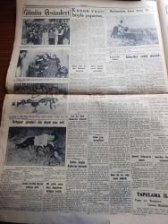 Cumhuriyet Gazetesi - 11 Mayıs 1953 - Amerika İspanya askeri Anlaşması Cumhuriyet Başmakale - Balkan paktı dışişleri bakanları toplanıyor - Kırkpınar güreşleri dün akşam sona erdi - başpehlivanlığı kazanan İrfan Atan Hayrabolulu Süleyman ile güreşirken fotoğraf - Luton Town Fenerbahçe'yi 6 2 Yendi fotoğraf - 60 yedek subay Kore değiştirme birliğine katıldı - SAS uçağı yolcularının başına gelenler - Başbakan Adnan Menderes bugün kırşehir'e gidiyor - Piç Kurusu Yazan Azmiye Hami Güven Yazı Dizisi - Mareşal Rommel'in Hatıraları Toplayan Lidell Hart Yazı dizisi - Mau Mau'lar Amerikan lisesini bastılar - Rusya Arnavutluk'a harp malzemesi gönderiyor - Cennet Yolu yazan Steinbeck Yazı Dizisi - milletlerarası tenis Şampiyonası - Türkiyeyi anlatan renkli filmler yazan Reha Oğuz Türkkan - Katibim şarkısı Amerika'da seslendirildi fotoğraf - çarlık rusyasının korkunç siması Rasputin Anlatan Pierre Gourdeaux -  Galatasaray Lisesi talebeleri Agatha Christie'nin 10 küçük yaramaz piyesini oynadılar