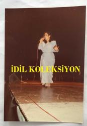 TÜRK HALK MÜZİĞİ SANATÇISI BELKIS AKKALE'NİN ORİJİNAL 2'Lİ FOTOĞRAF SETİ - 12 x 9 cm EBADINDA - BELKIS AKKALE BİR KONSERDE SAHNE ALIRKEN ÇEKİLMİŞ  2 FARKLI KARE