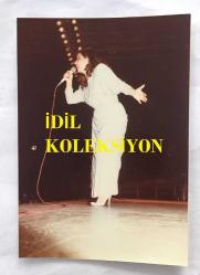 TÜRK HALK MÜZİĞİ SANATÇISI BELKIS AKKALE'NİN ORİJİNAL 2'Lİ FOTOĞRAF SETİ - 12 x 9 cm EBADINDA - BELKIS AKKALE BİR KONSERDE SAHNE ALIRKEN ÇEKİLMİŞ  2 FARKLI KARE