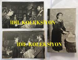 TÜRK HALK MÜZİĞİ SANATÇISI BELKIS AKKALE'NİN ORİJİNAL 3'LÜ FOTOĞRAF SETİ  - 14 x 9 cm EBADINDA - BELKIS AKKALE GÖLCÜK'TE SAHNE ALDIĞI GÜN DAVULCUYLA AYNI KAREDEYKEN ve SOBADA ISINMAYA ÇALIŞIRKEN ÇEKİLMİŞ 3 FARKLI KARE, 1984