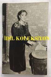 TÜRK HALK MÜZİĞİ SANATÇISI BELKIS AKKALE'NİN ORİJİNAL 3'LÜ FOTOĞRAF SETİ  - 14 x 9 cm EBADINDA - BELKIS AKKALE GÖLCÜK'TE SAHNE ALDIĞI GÜN DAVULCUYLA AYNI KAREDEYKEN ve SOBADA ISINMAYA ÇALIŞIRKEN ÇEKİLMİŞ 3 FARKLI KARE, 1984