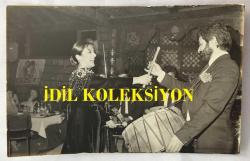 TÜRK HALK MÜZİĞİ SANATÇISI BELKIS AKKALE'NİN ORİJİNAL 3'LÜ FOTOĞRAF SETİ  - 14 x 9 cm EBADINDA - BELKIS AKKALE GÖLCÜK'TE SAHNE ALDIĞI GÜN DAVULCUYLA AYNI KAREDEYKEN ve SOBADA ISINMAYA ÇALIŞIRKEN ÇEKİLMİŞ 3 FARKLI KARE, 1984