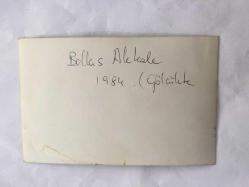 TÜRK HALK MÜZİĞİ SANATÇISI BELKIS AKKALE'NİN ORİJİNAL 3'LÜ FOTOĞRAF SETİ  - 14 x 9 cm EBADINDA - BELKIS AKKALE GÖLCÜK'TE SAHNE ALDIĞI GÜN DAVULCUYLA AYNI KAREDEYKEN ve SOBADA ISINMAYA ÇALIŞIRKEN ÇEKİLMİŞ 3 FARKLI KARE, 1984