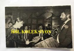 TÜRK HALK MÜZİĞİ SANATÇISI BELKIS AKKALE'NİN ORİJİNAL 3'LÜ FOTOĞRAF SETİ  - 14 x 9 cm EBADINDA - BELKIS AKKALE GÖLCÜK'TE SAHNE ALDIĞI GÜN DAVULCUYLA AYNI KAREDEYKEN ve SOBADA ISINMAYA ÇALIŞIRKEN ÇEKİLMİŞ 3 FARKLI KARE, 1984